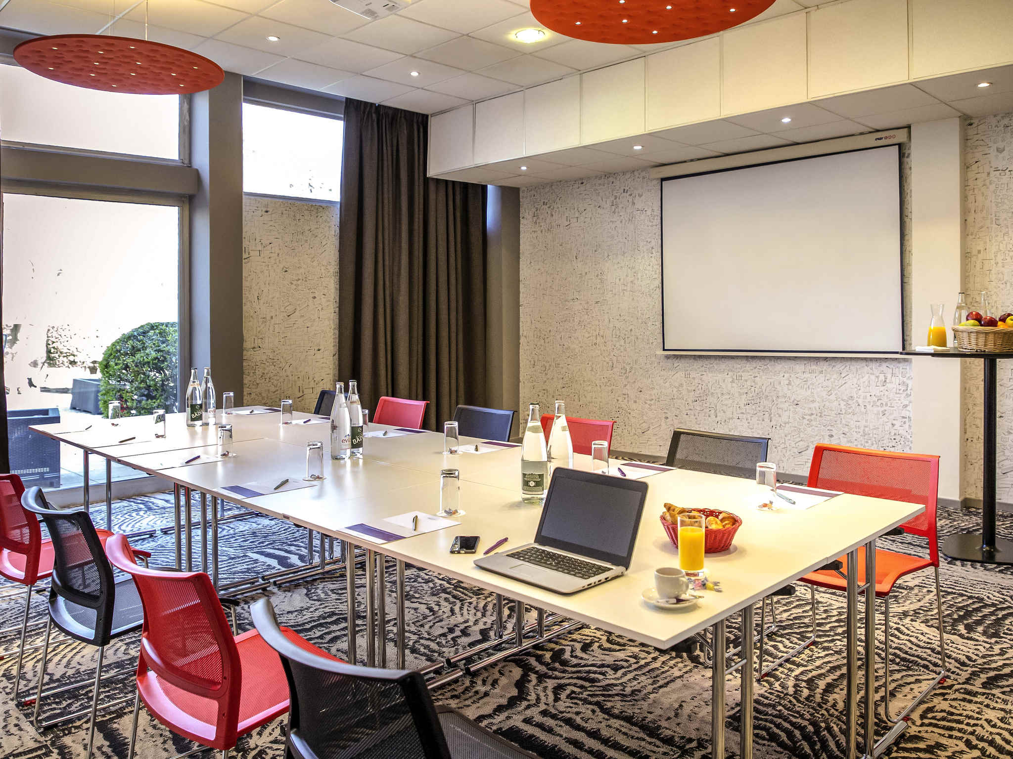 Meeting room at the Ibis Cavaillon Luberon hotel Modular room for meetings and seminars at the Ibis hotel in Cavaillon