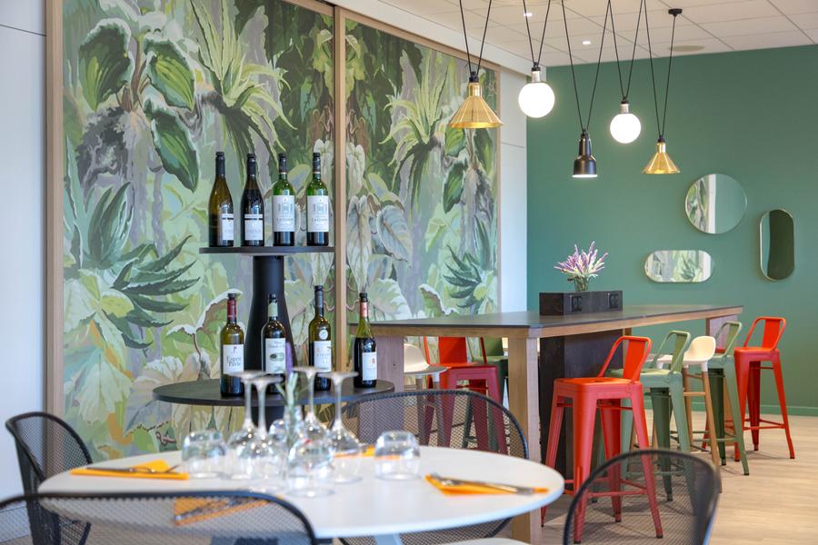 Jeannette restaurant at the Ibis Cavaillon Luberon hotel Dining room and terrace of the Jeannette restaurant at the Ibis hotel in Cavaillon