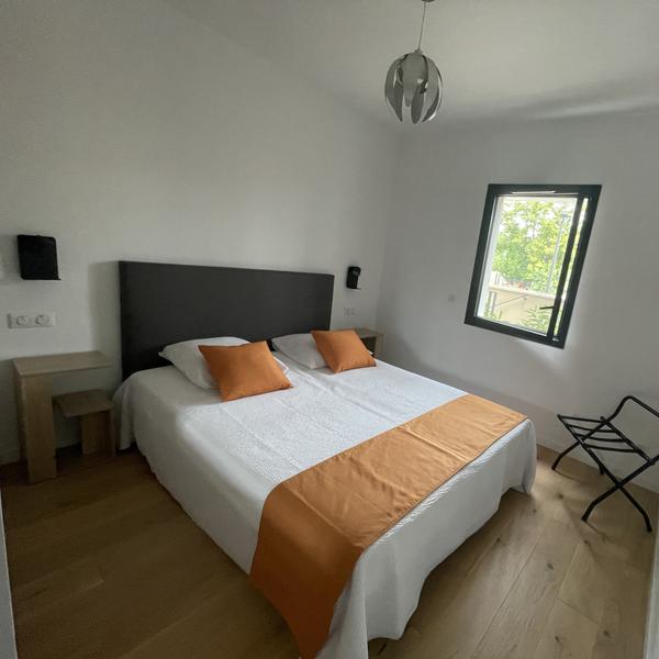 Comfortable double bedroom with 160 cm bed in the rental apartment in L’Isle-sur-la-Sorgue